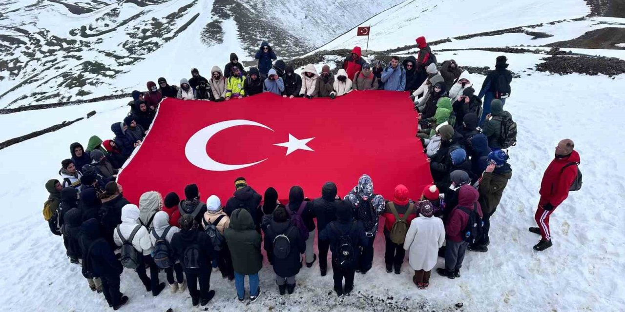 Atatürk Üniversitesi Öğrencileri Palandöken’e Tırmandı