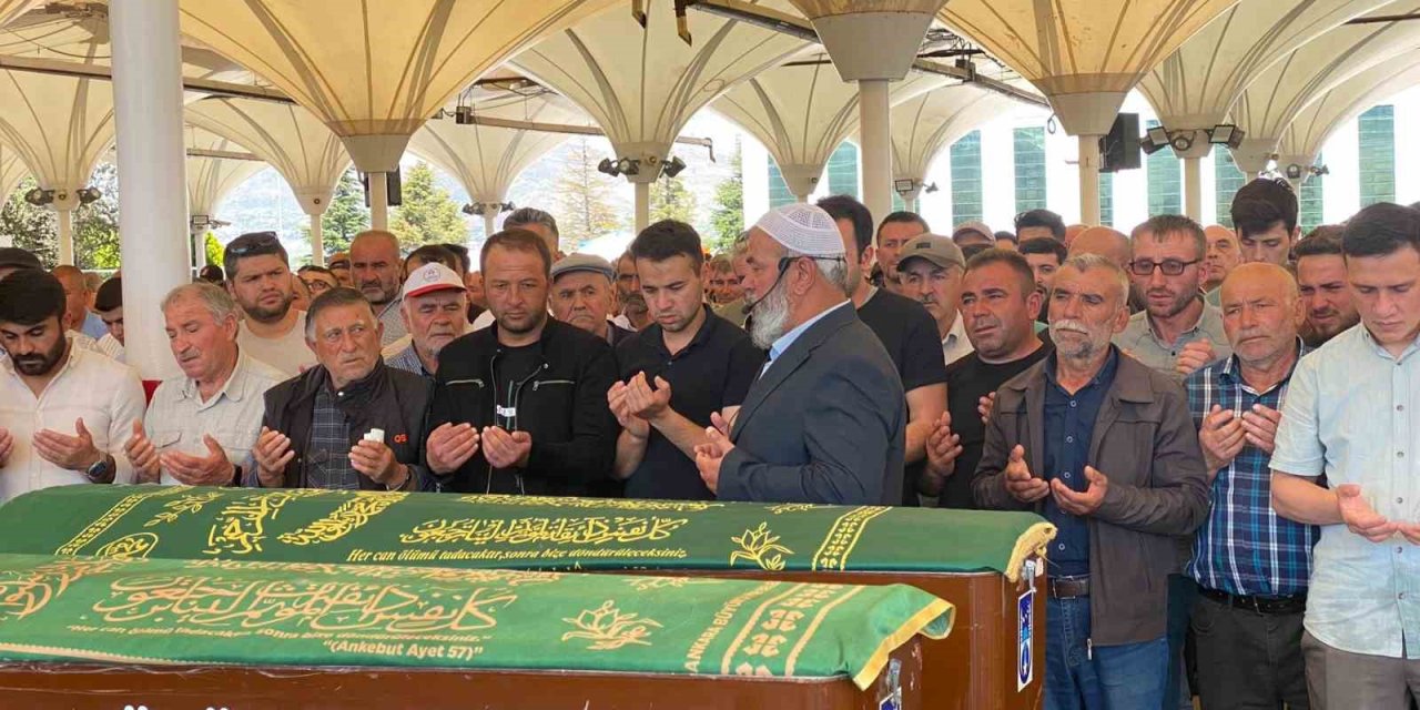 Üzerlerine Tahta Parçası Düşmesi Sonucu Vefat Eden Baba İle Oğlu Son Yolculuğuna Uğurlandı