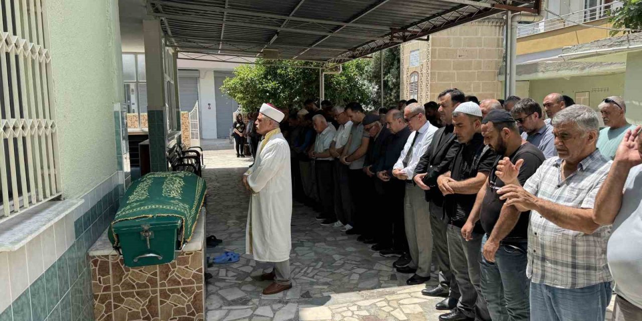 Okul Müdürünün Darp Ettiği Yaşlı Adam Gözyaşları Arasında Son Yolculuğuna Uğurlandı