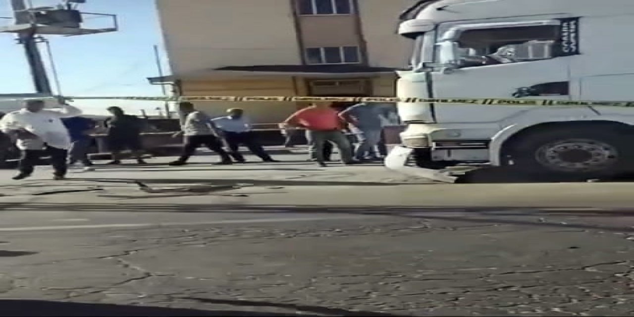 Tır'ın Çarptığı Kamyonetteki Demir Plakanın Başına İsabet Ettiği Efe Öldü