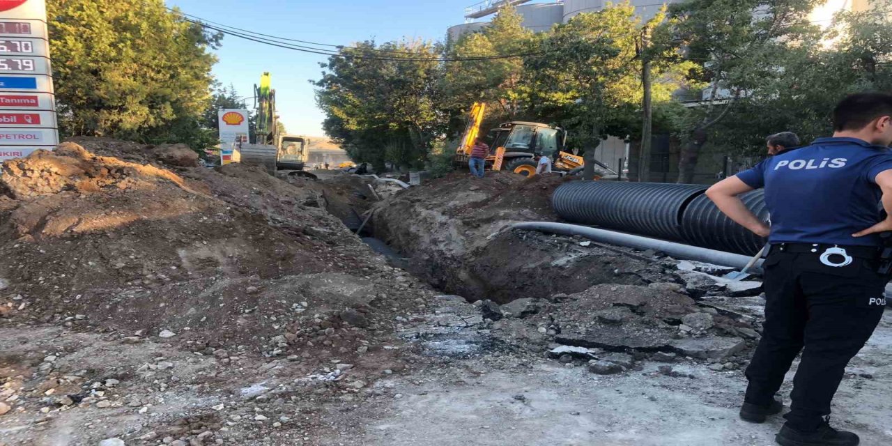 Göçük altında kalan iki işçi yaralandı