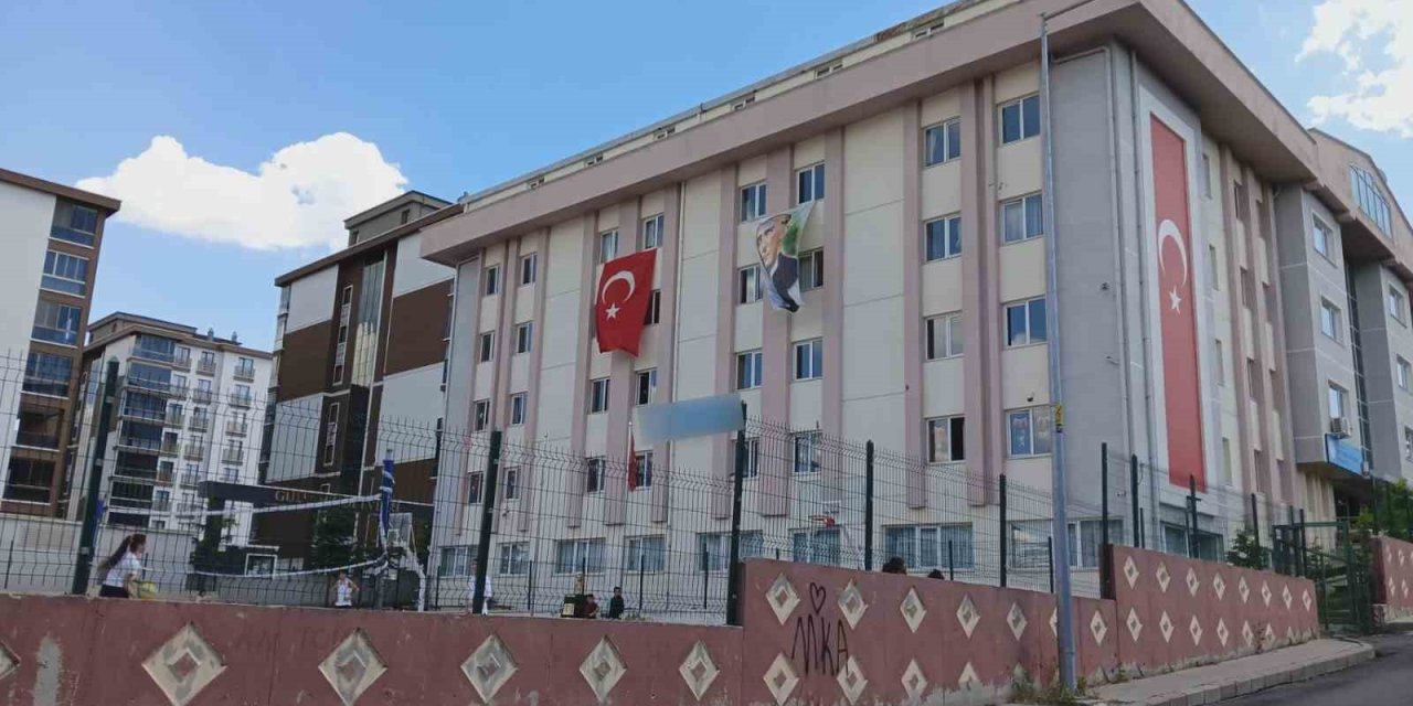 Ortaokul Öğrencileri Arasındaki Kavga Kanlı Bitti: 1 Yaralı