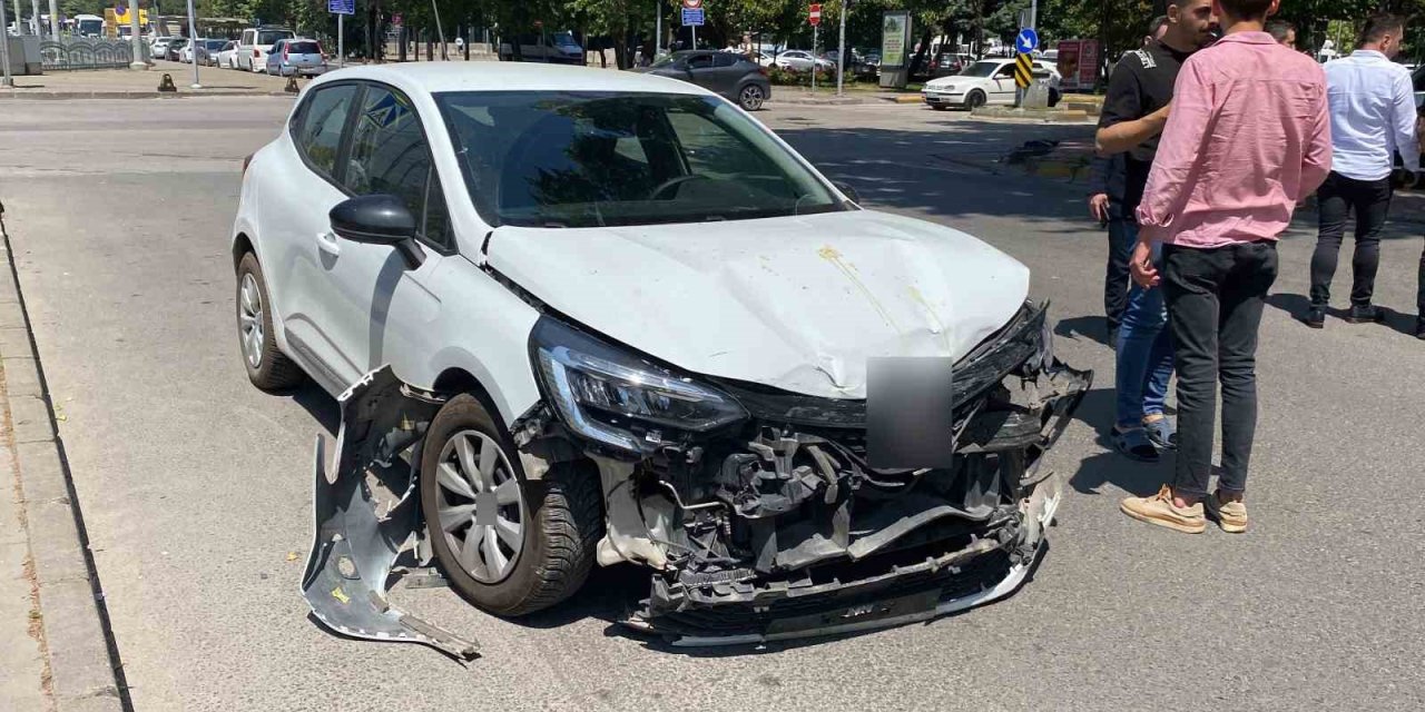 Kavşakta Otomobiller Çarpıştı: 3 Yaralı