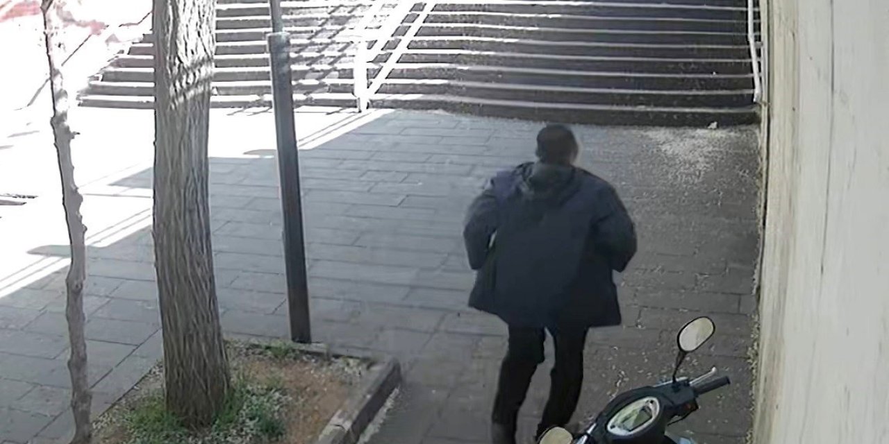 Gaziantep’te Bir Vatandaş Şehitliğin Kapısını Öptü