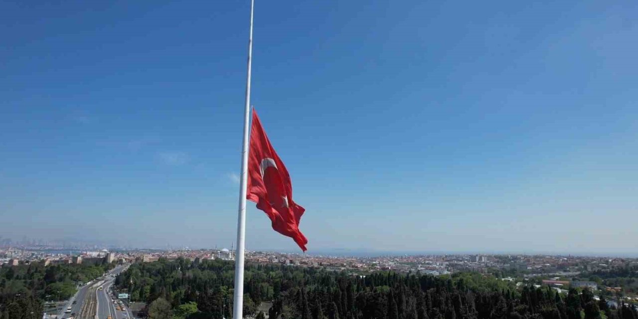 İstanbul’da Bayraklar Yarıya İndirildi