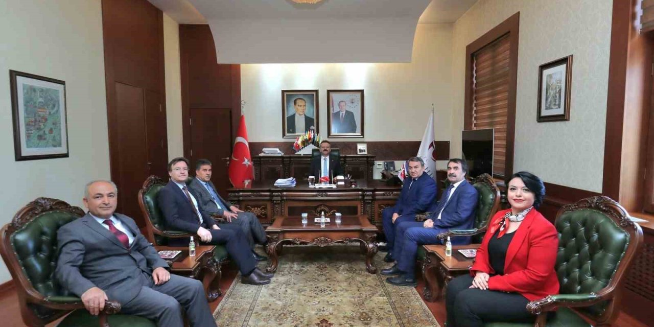 Tapu Ve Kadastro Bölge Müdürü Eskişehir Valisi Hüseyin Aksoy’u Ziyaret Etti