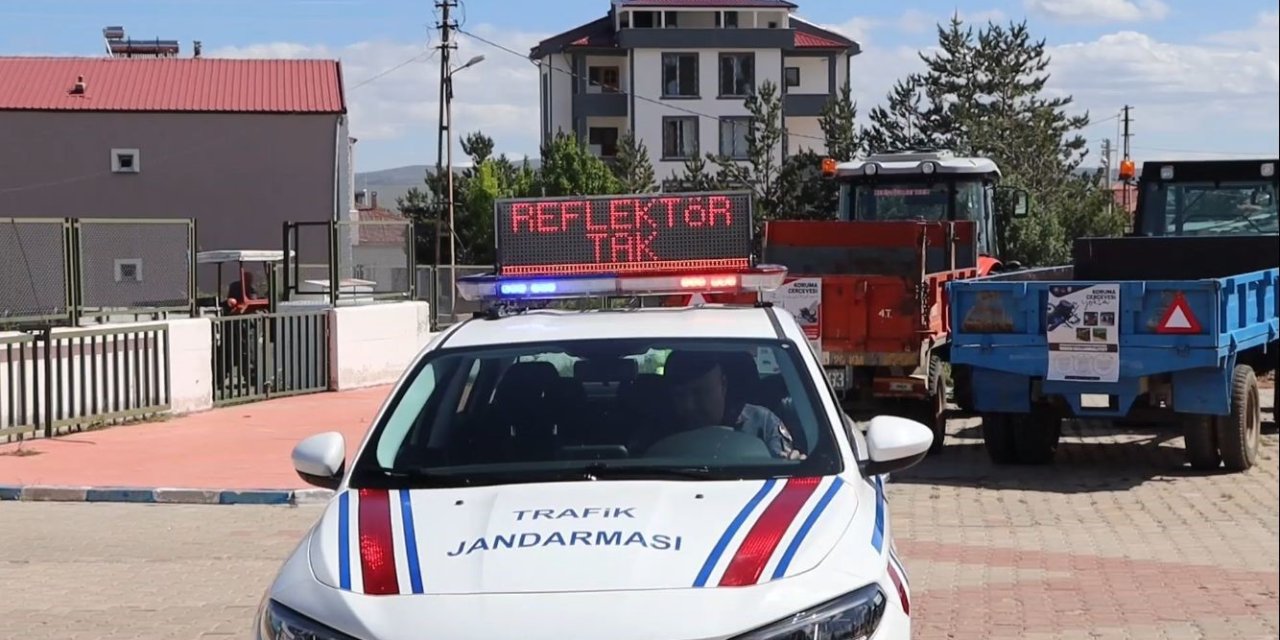 Köse’de ’reflektör Tak, Görünür Ol Projesi’ Kapsamında Traktör Sürücülerine Reflektör Dağıtıldı