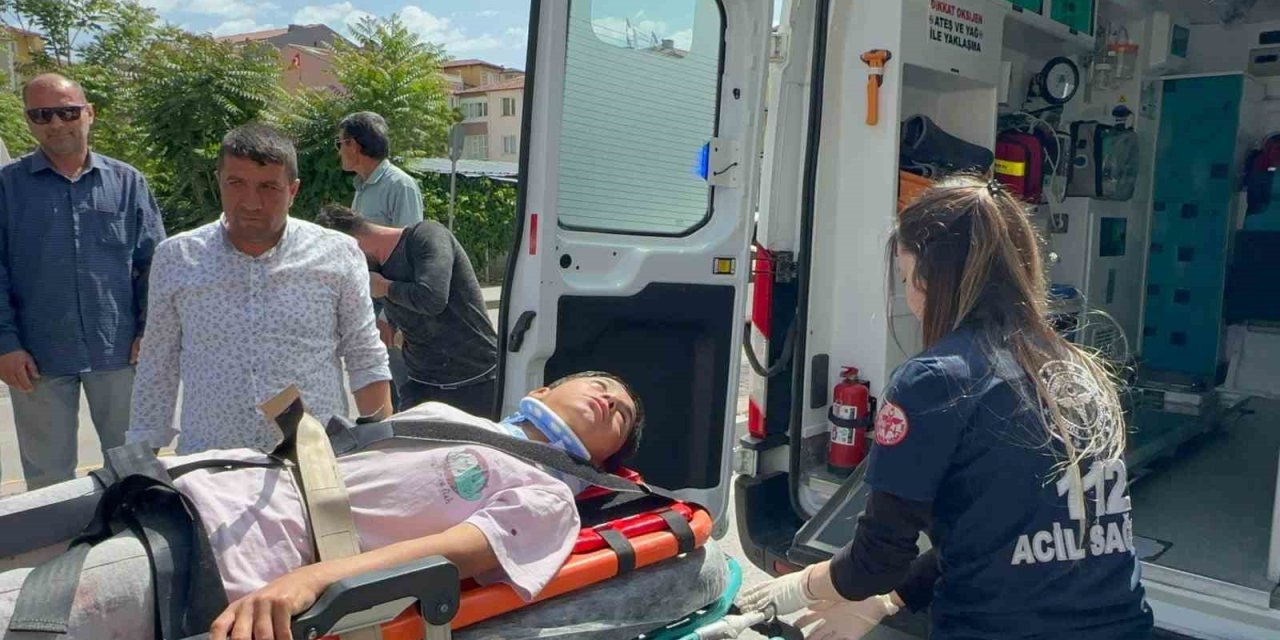 Yolun Karşısına Geçmeye Çalışan Çocuğa Otomobil Çarptı