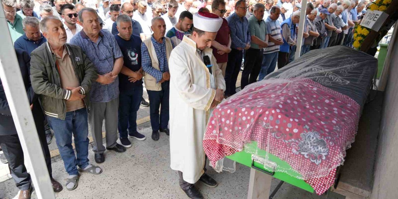 Trafik Kazasında Ölen Genç Kızın Tabutuna Duvak Örtüldü