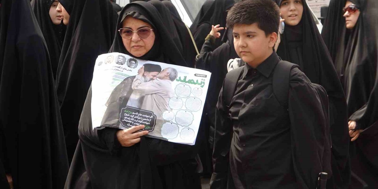 İranlı Öğrenciler, Reisi’yi Anmak İçin Toplandı