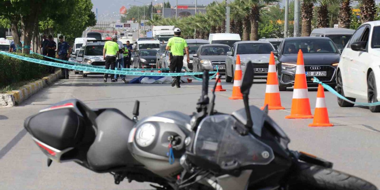 Başını Kaldırıma Vuran Kasksız Sürücüsü Hayatını Kaybetti