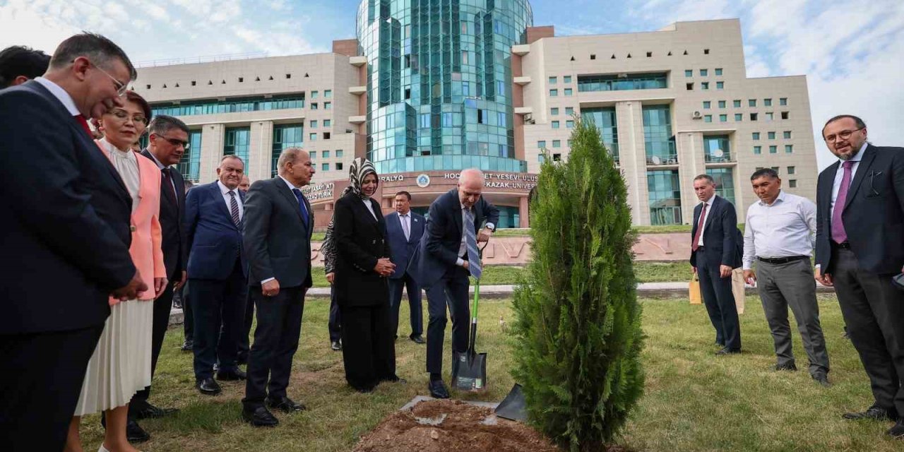 Tbmm Başkanı Kurtulmuş, Hoca Ahmet Yesevi Uluslararası Türk-kazak Üniversitesini Ziyaret Etti