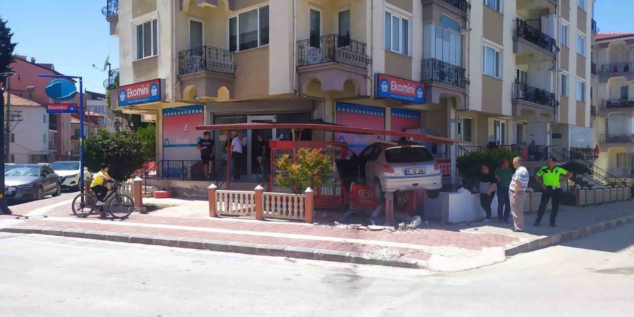 Önce Duvara Çarpan Sürücü Kendisini Dondurma Dolabının Üzerinde Buldu