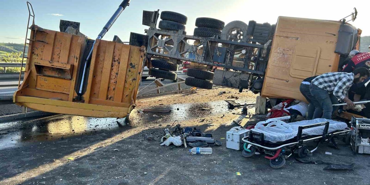 Karşı Şeride Geçen Kamyon Devrildi: 1 Ölü, 2 Yaralı