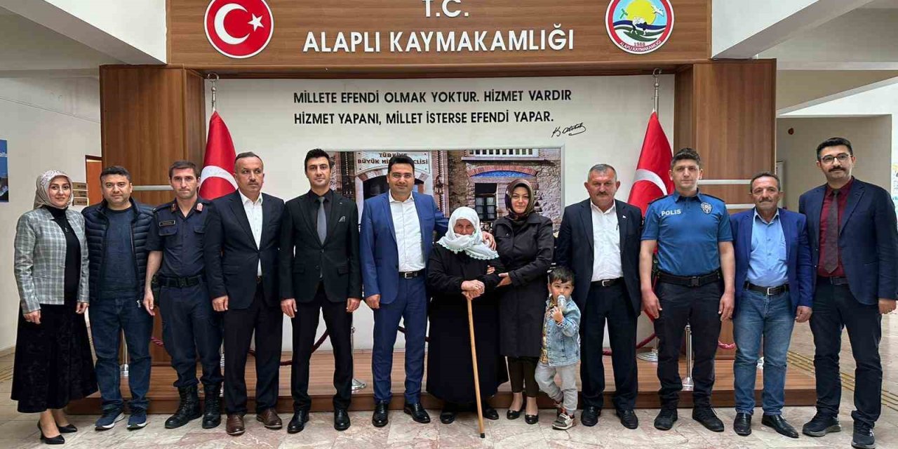 Depremde İneğini Bağışlayan Nineden Kaymakam’a Ziyaret