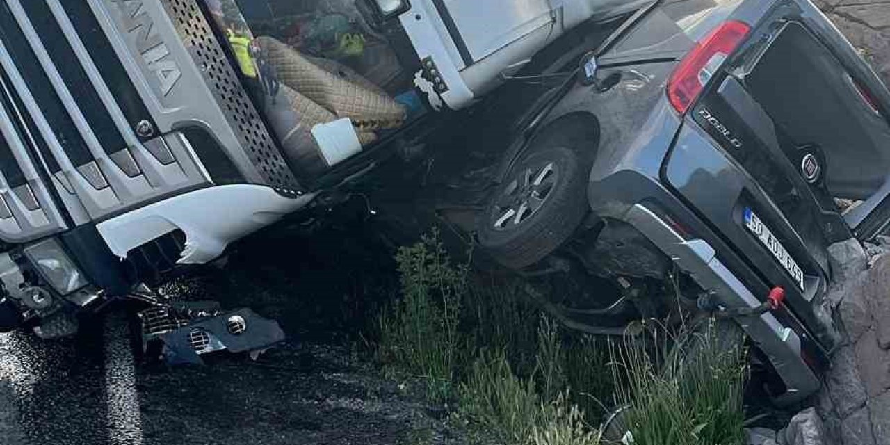 Karşı Şeride Geçen Tır, Taziyeden Dönenleri Taşıyan Araçla Çarpıştı: 5 Yaralı