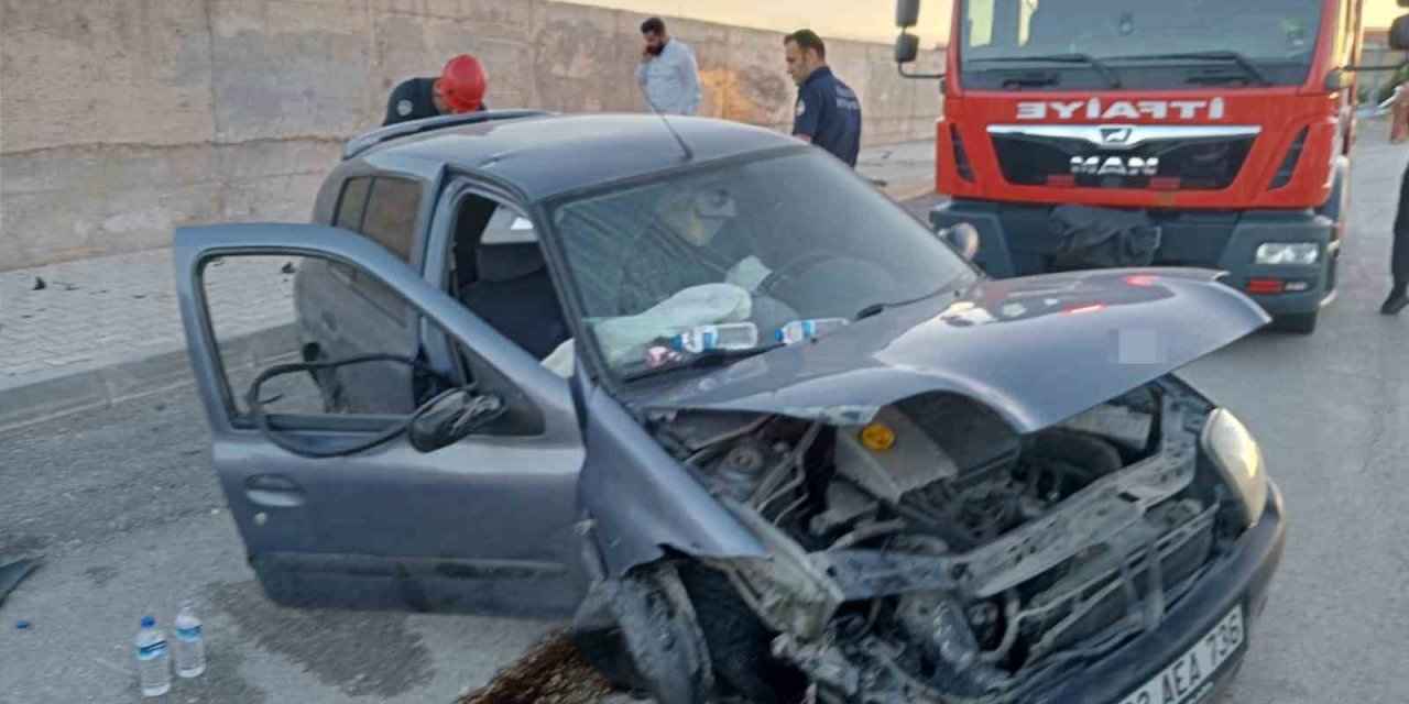 Elazığ’da Otomobil Duvara Çarptı: 2 Yaralı