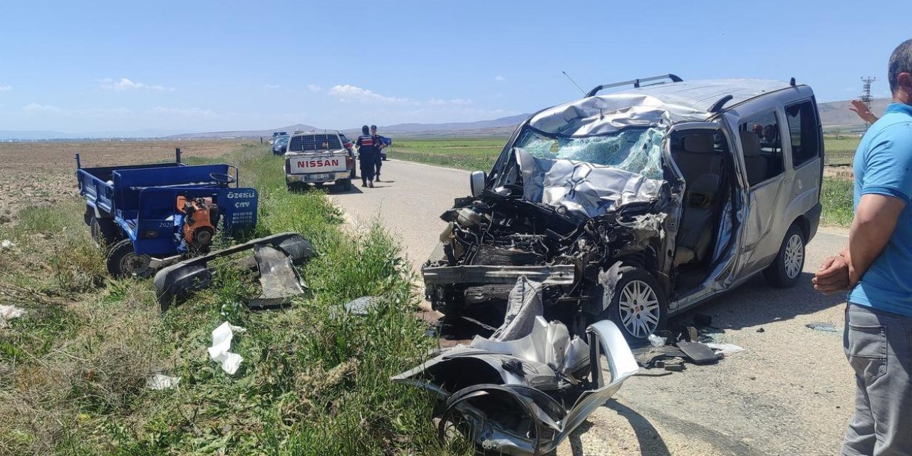 Hafif Ticari Araç Patpatla Çarpıştı: 2 Ölü, 2 Yaralı