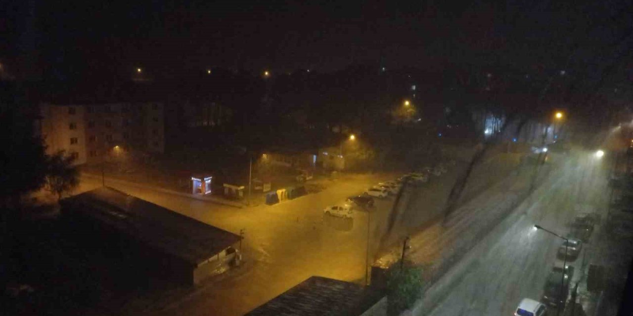 Tatvan’da Sağanak Yağış Ve Dolu Hayatı Felç Etti