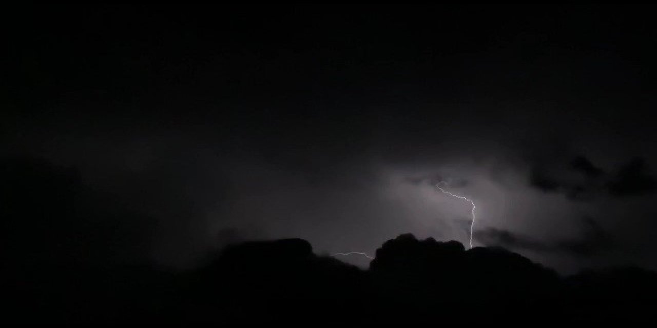 Bitlis’te Şimşekler Geceyi Aydınlattı