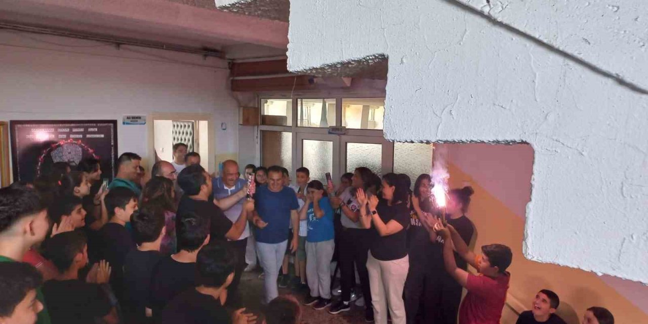 40 Yıldır Aynı Okulda Görev Yapan "kurtul Amca"ya Yürek Isıtan Emeklilik Uğurlaması