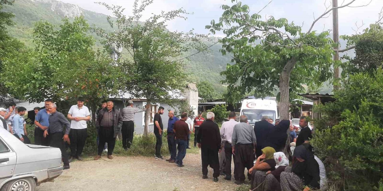 Osmaniye’de Facia Bir Ev Ve Çevresinde Silahla Vurulmuş 3 Ceset Bulundu