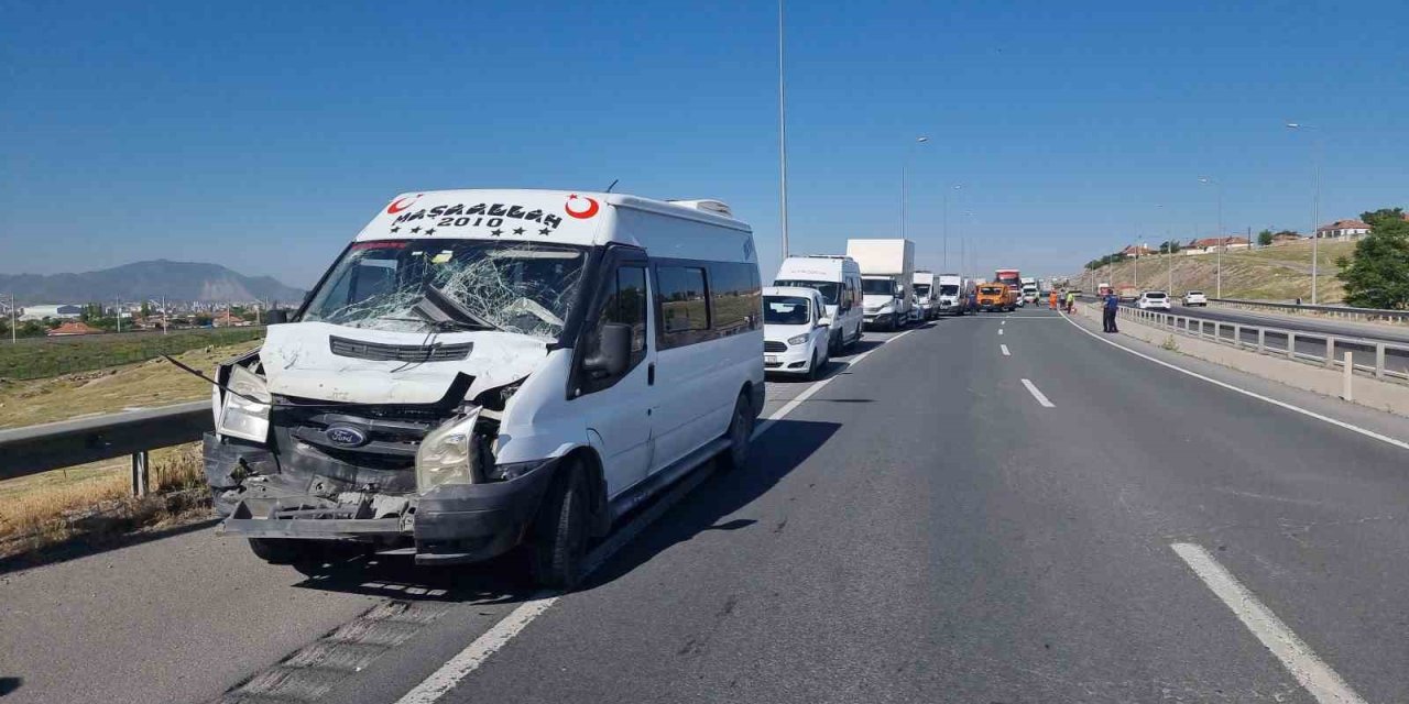 Tırdan Dökülen Malzeme Zincirlemeye Kazaya Neden Oldu: 11 Yaralı