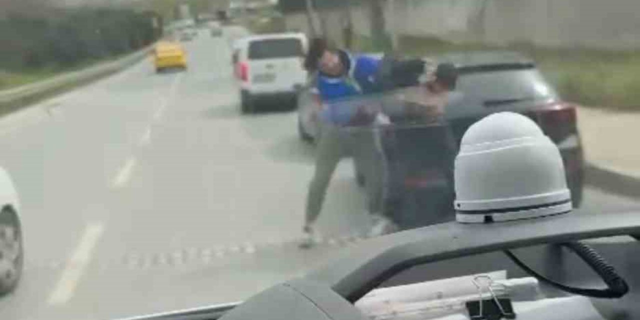 İstanbul’da Trafikte Boks Ringini Aratmayan Kavga Kamerada: Karşısındakini Yumrukladı
