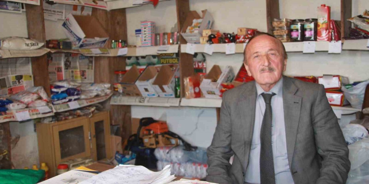 Köy Bakkalını 50 Yıldır Sakal Tıraşlı Ve Takım Elbiseli İşletiyor: “Önce Kendime, Sonra Da İnsanlara Saygım Var”