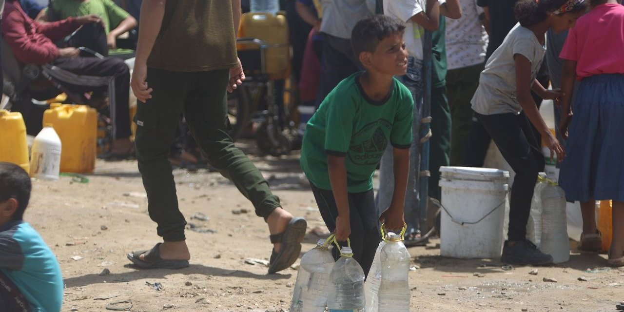 Gazzeliler İçme Suyu İçin Saatlerce Sıra Bekliyor