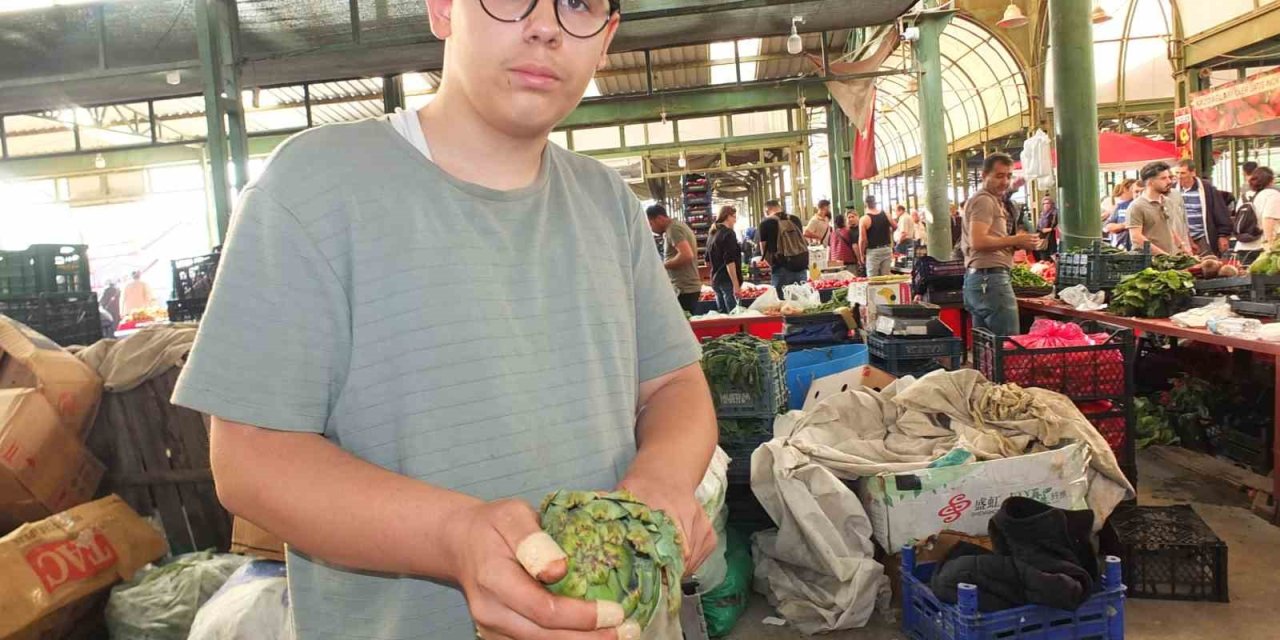 Günde Bin 500 Enginar Soyarak Fenomen Oldu