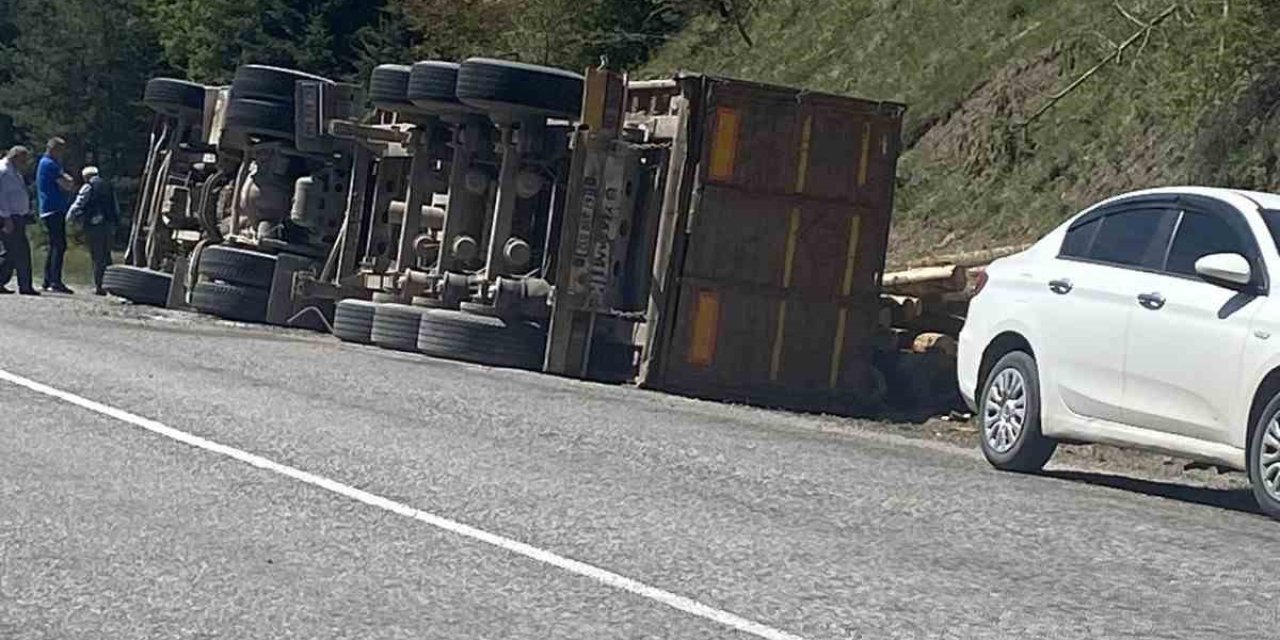 Kastamonu’da Tomruk Yüklü Tır Devrildi: 1 Yaralı