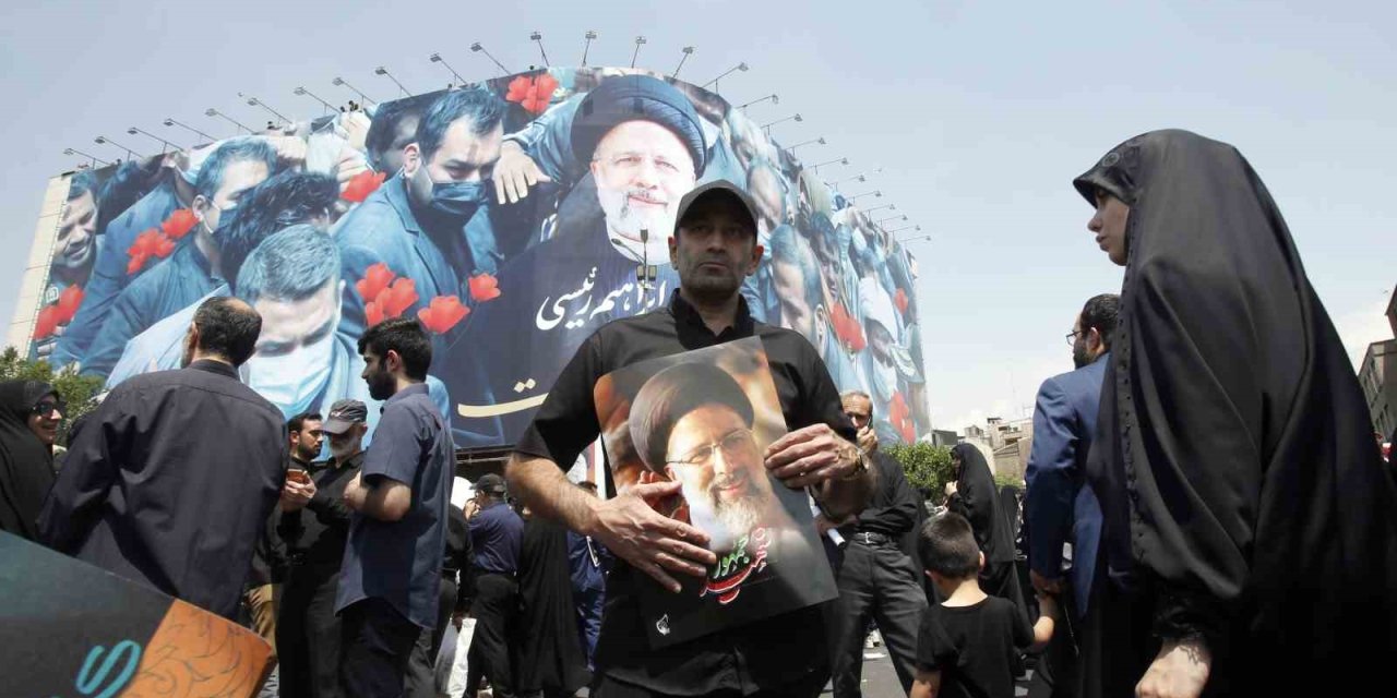 İran Dini Lideri Hamaney, Cumhurbaşkanı Reisi’nin Cenaze Namazını Kıldırdı