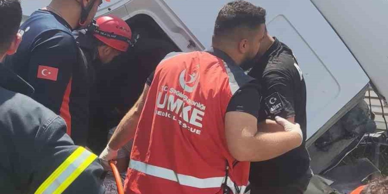 Siirt’te Tır Şarampole Yuvarlandı: 1 Ölü, 1 Yaralı