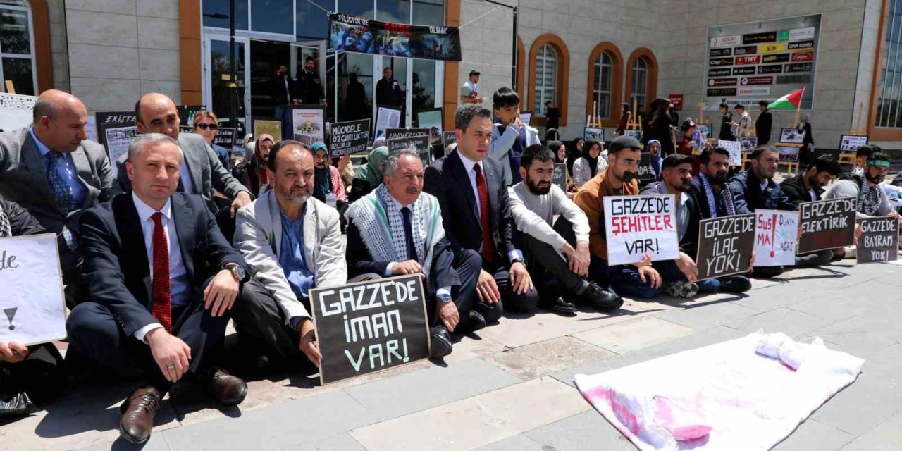 Ağrı’da Gazze’ye Destek Oturma Eylemine Milli Eğitim Müdürü Kökrek Destek Verdi