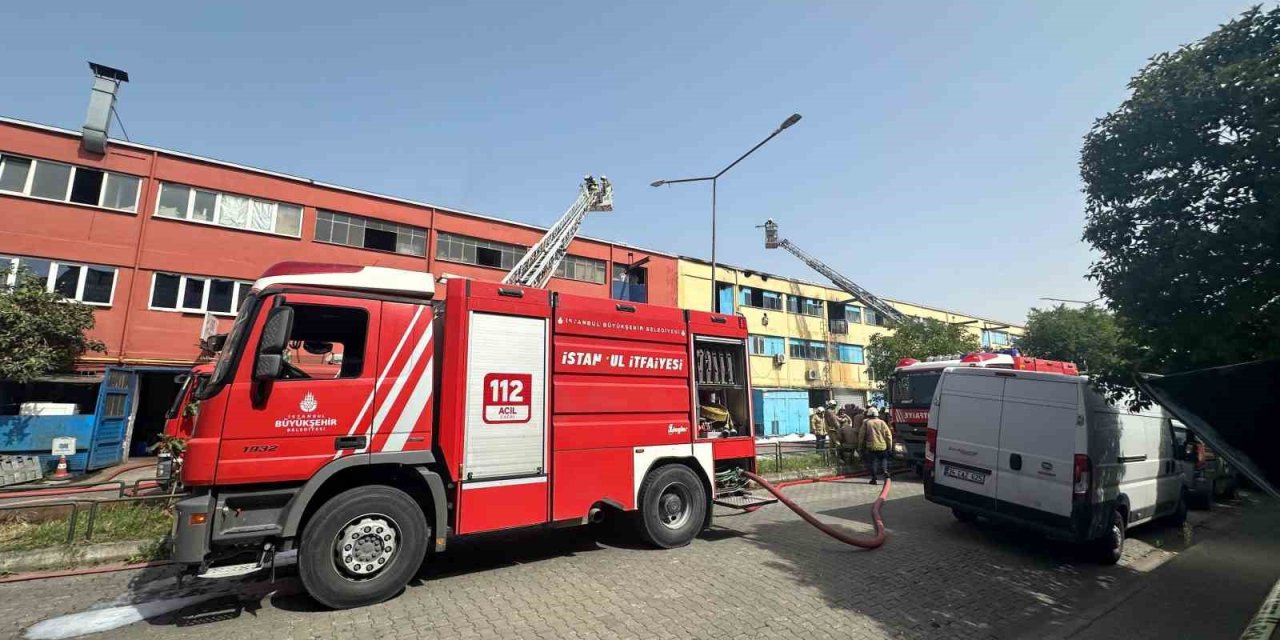 İsteks Sanayi Sitesi’nde 3 Katlı İş Yerinde Çıkan Yangın Paniğe Neden Oldu