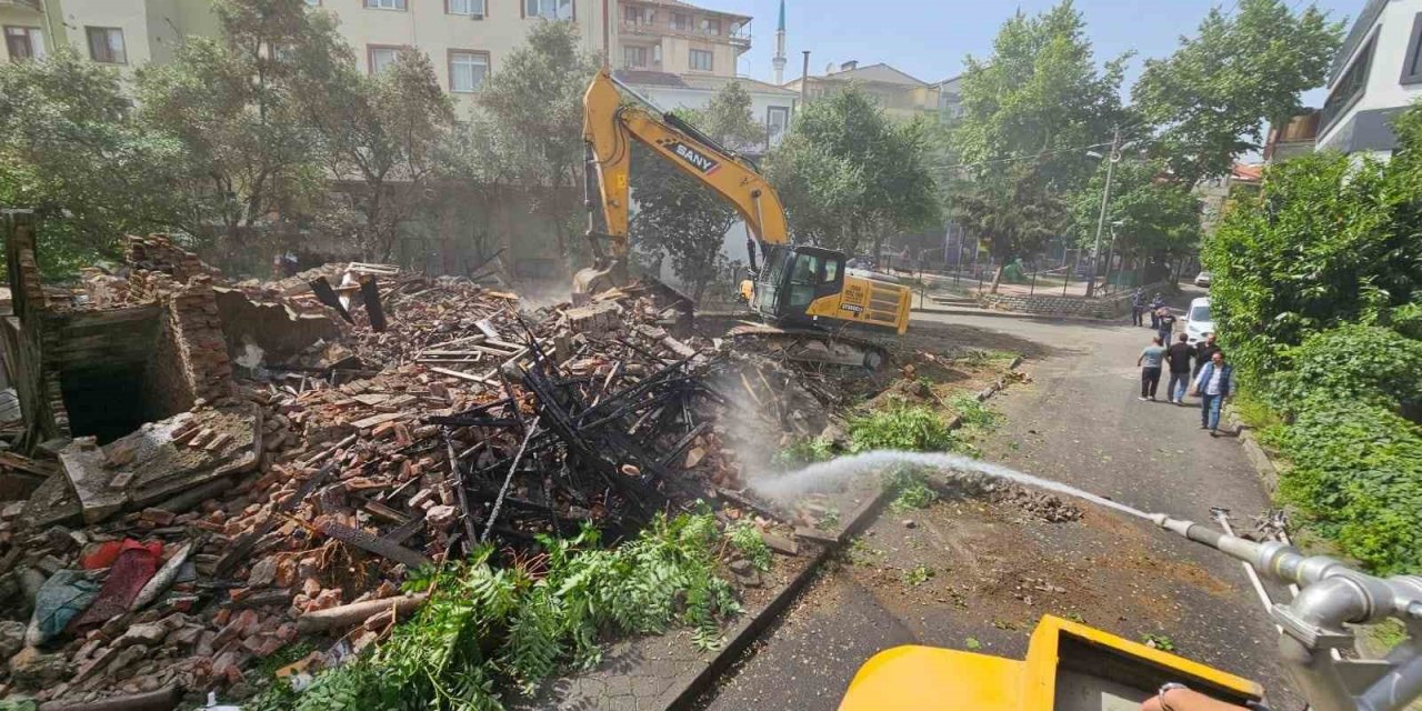 Yangında Büyük Hasar Gören Bina Yıkıldı