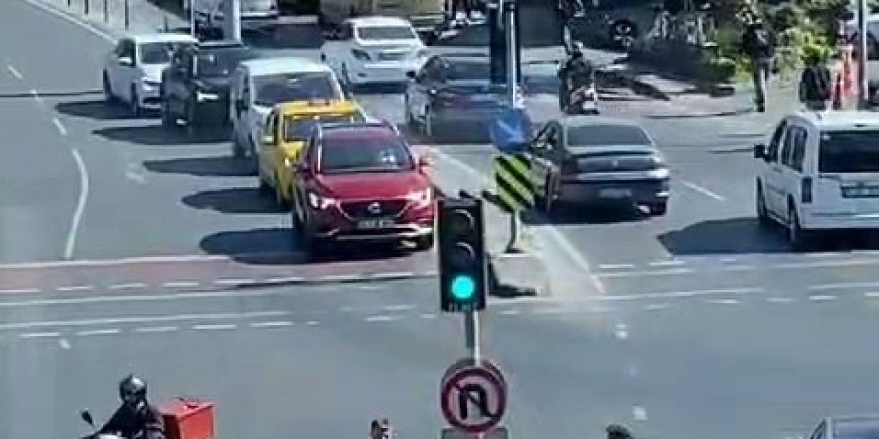 Sarıyer’de "İnsanlık Ölmemiş" Dedirten Görüntü Kamerada: Trafiğin Ortasında Kalan Tekerlekli Sandalyeli Adamın Yardımına Koştu