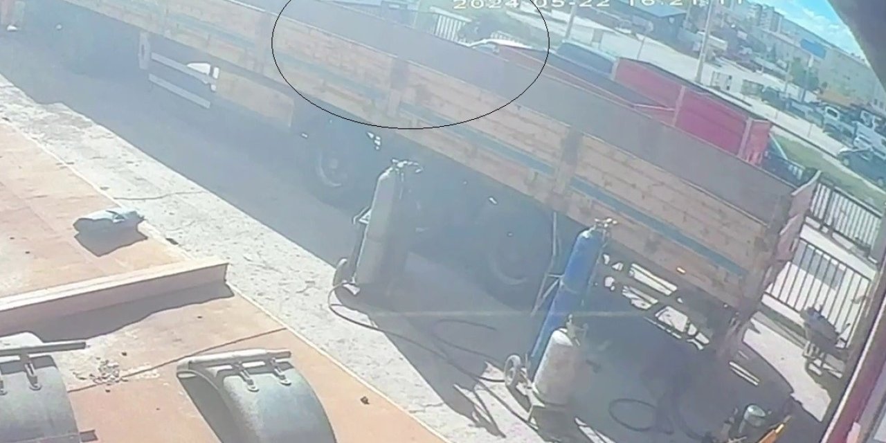 Otomobil İle Motosiklet Çarpıştı, Kaza Anı Kameraya Yansıdı