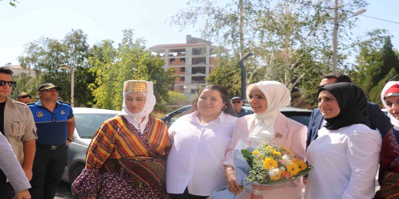 Göktaş’ı bakan olarak ilk defa karşısında görünce gözyaşlarına hakim olamadı