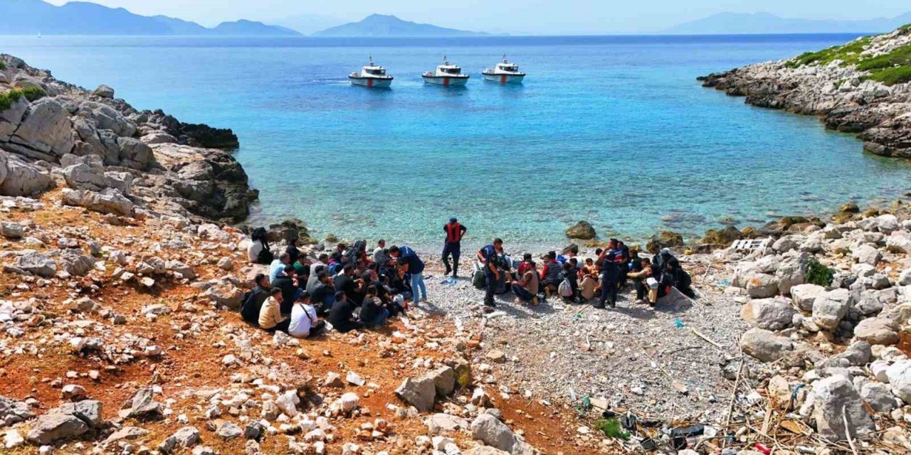 Düzensiz Göçmenleri Yunanistan Diye Issız Koya Bırakıp Gittiler