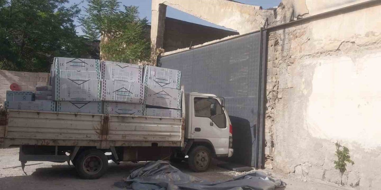 Yük İndirirken Kamyonetten Düşen Adam Ağır Yaralandı