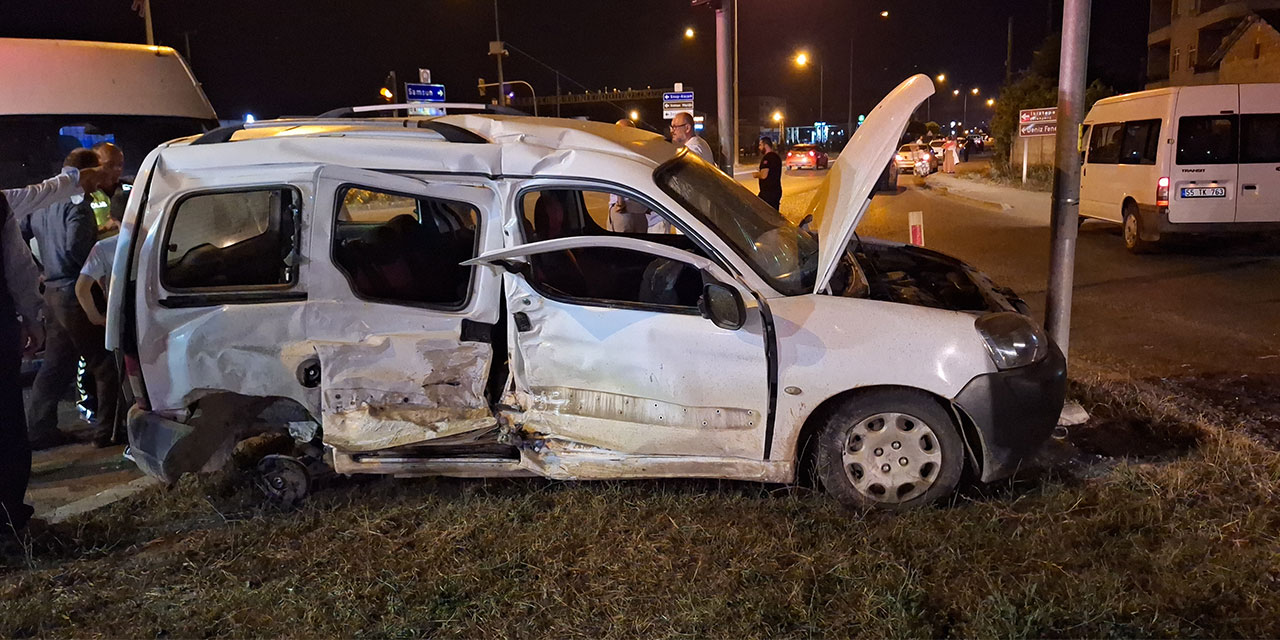 Rize plakalı hafif ticari araçla kamyonetin çarpıştığı kazada 1 kişi yaralandı