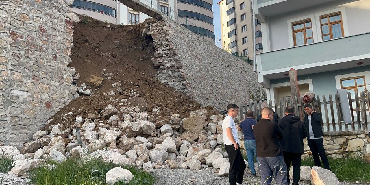 Bayburt’ta Çocuk Parkının İstinat Duvarı Çöktü, Alanda Boşluk Oluştu
