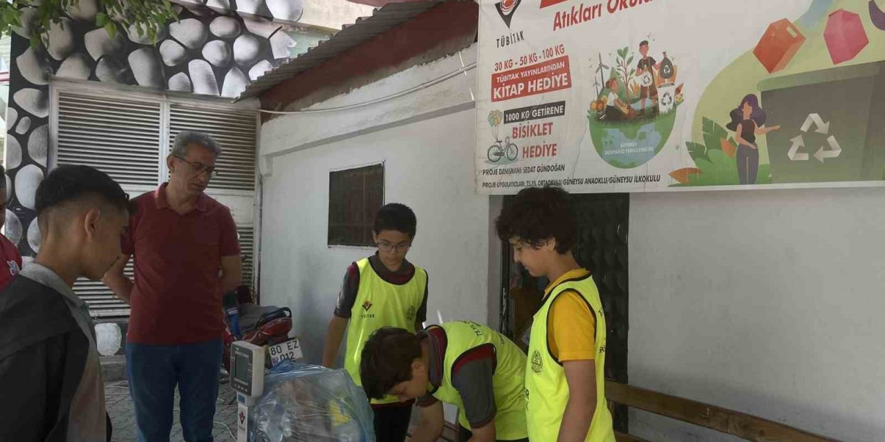 Ödül Almak İsteyen Öğrenciler, Okula Poşet Poşet Çöp Taşıyor