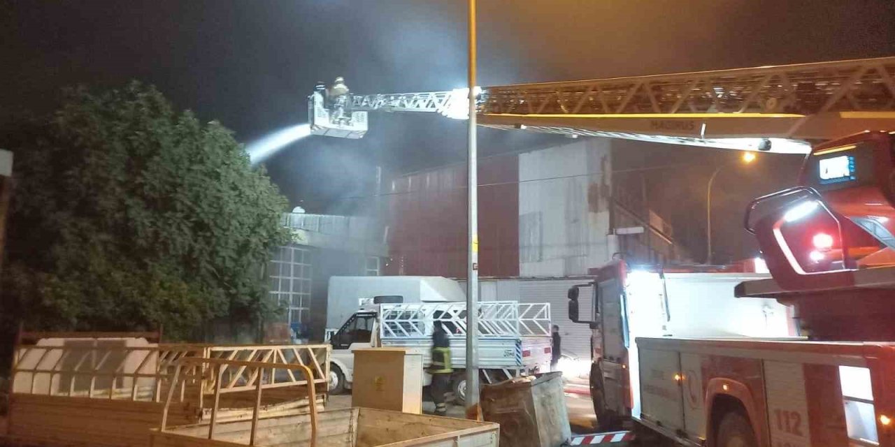 Oto Tamir Atölyesinde Çıkan Yangını İtfaiye Ekipleri Söndürdü