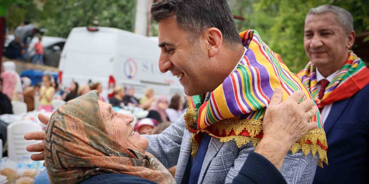 Hıdırellez Şenliklerinde Hem Çilek Topladılar, Hem Türkü Söylediler