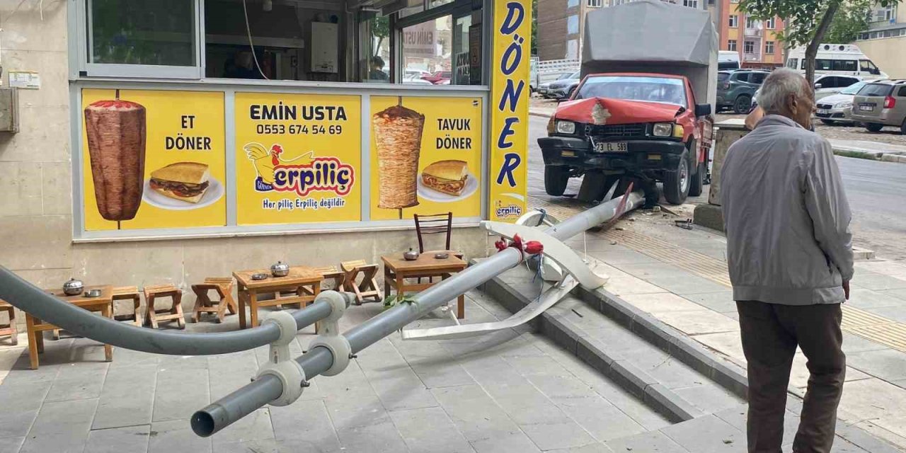 Aydınlatma Direği Faciayı Önledi