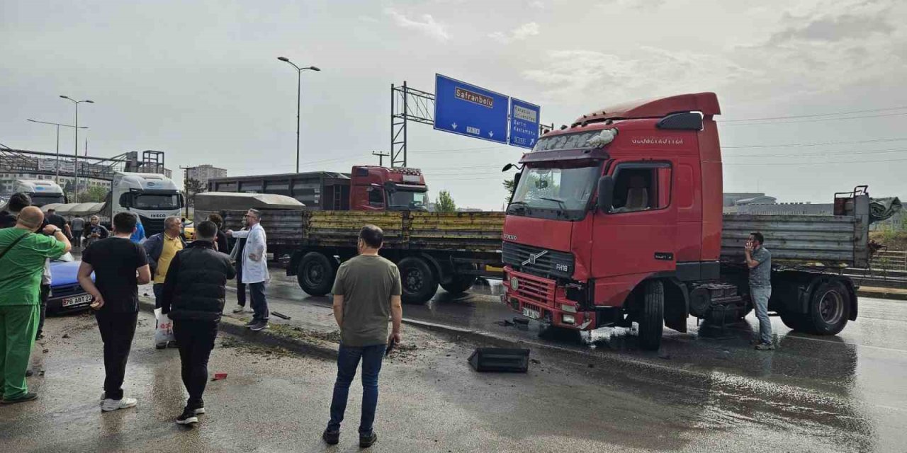 Yağmur Sonrası Kayganlaşan Yolda Makaslayan Tır Otomobile Çarptı: 1 Yaralı
