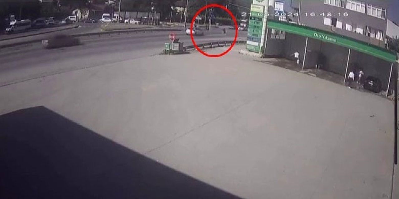 Yolun Karşısına Geçmek İçin Koşan Gence Otomobil Çarptı: Kaza Anı Kamerada